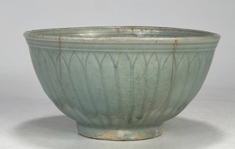 古玩陶瓷龍泉青瓷刻花碗真品鑒賞圖