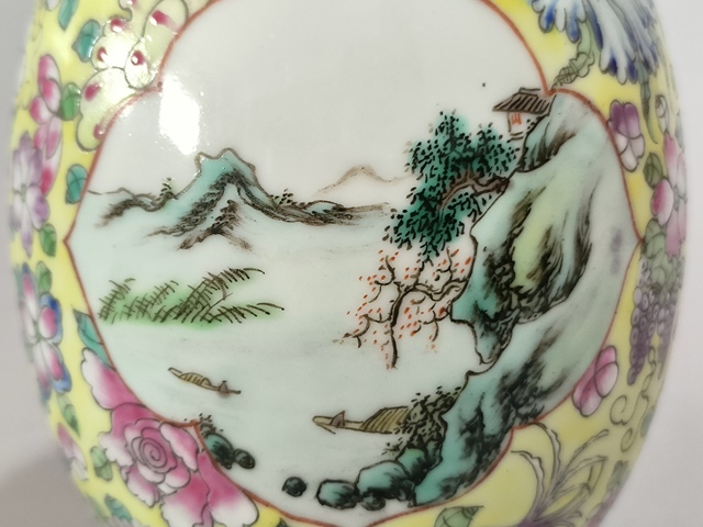 古玩陶瓷粉彩黃底開窗山水人物鼓釘式茶葉罐真品鑒賞圖
