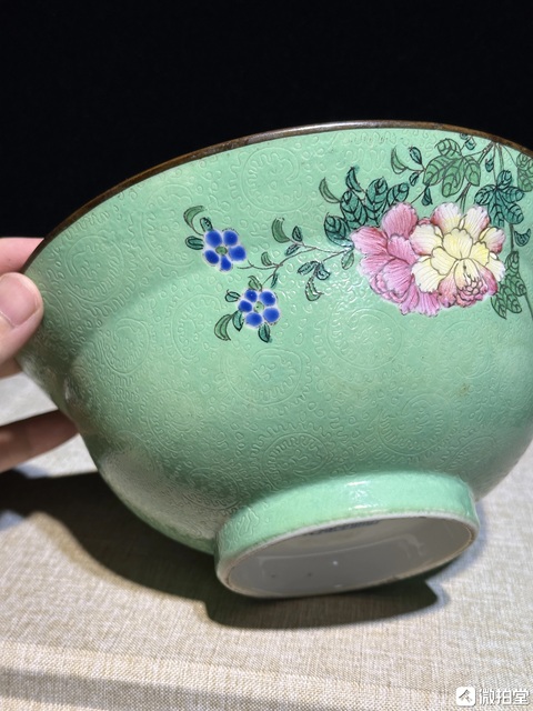古玩陶瓷花卉紋粉彩碗真品鑒賞圖