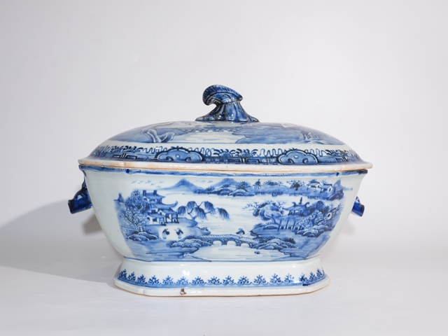 古玩陶瓷清乾隆·青花通景山水人物紋蓋盆真品鑒賞圖
