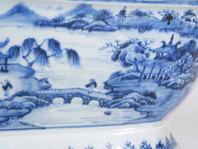 古玩陶瓷清乾隆·青花通景山水人物紋蓋盆真品鑒賞圖