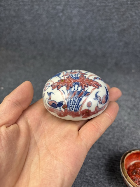 古玩陶瓷青花釉里紅蓮池鴛鴦紋印色盒拍賣,當前價格8888元