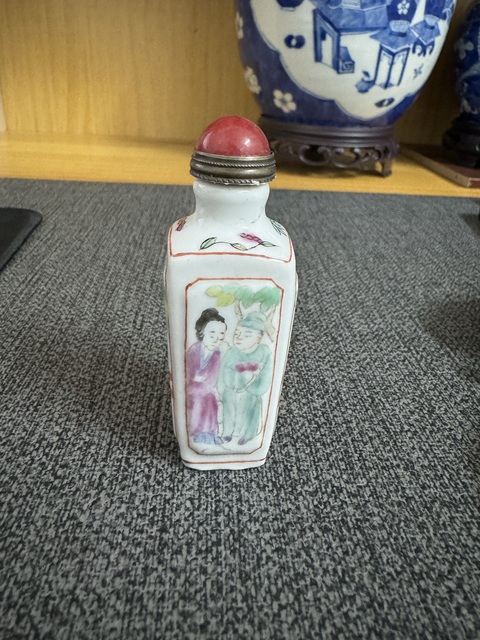 古玩陶瓷粉彩人物四方鼻煙壺真品鑒賞圖