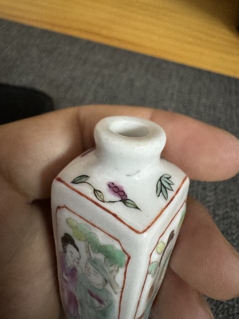 古玩陶瓷粉彩人物四方鼻煙壺真品鑒賞圖