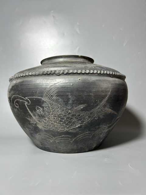 古玩陶瓷黑陶刻魚蓮紋罐真品鑒賞圖