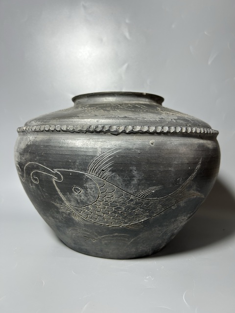 古玩陶瓷黑陶刻魚蓮紋罐真品鑒賞圖