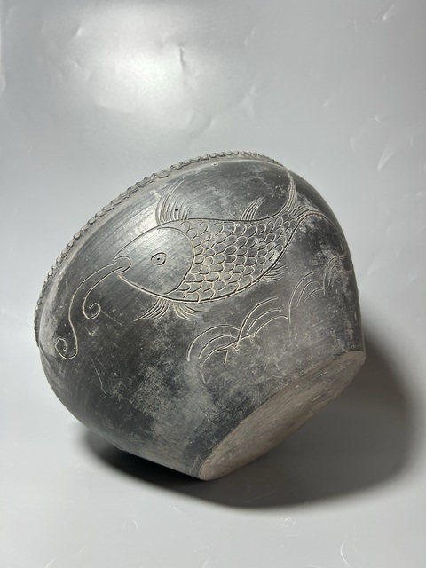 古玩陶瓷黑陶刻魚蓮紋罐真品鑒賞圖