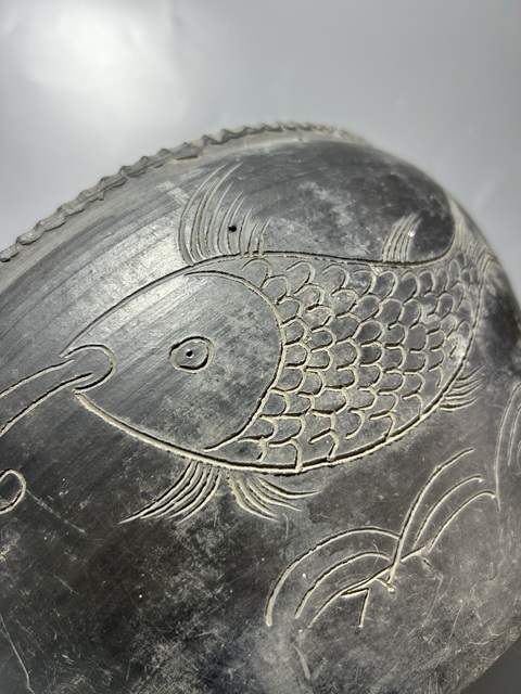 古玩陶瓷黑陶刻魚蓮紋罐真品鑒賞圖