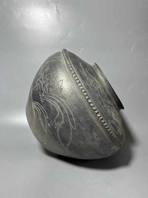 古玩陶瓷黑陶刻魚蓮紋罐真品鑒賞圖