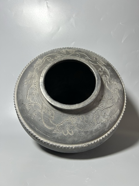 古玩陶瓷黑陶刻魚蓮紋罐真品鑒賞圖