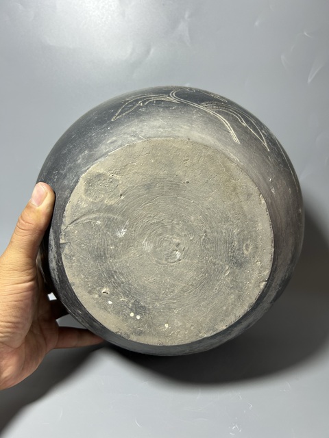 古玩陶瓷黑陶刻魚蓮紋罐真品鑒賞圖