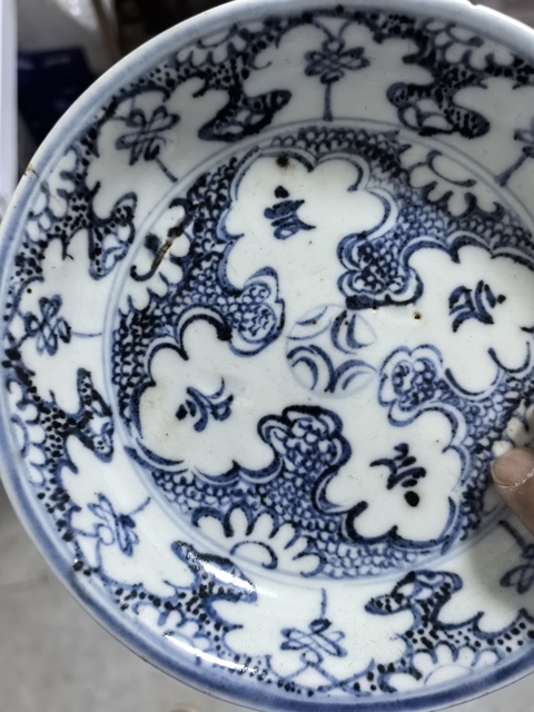 古玩陶瓷青花花卉梵文盤真品鑒賞圖