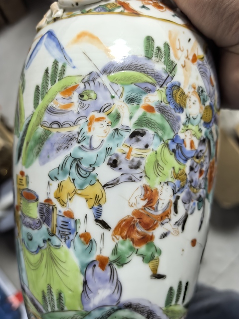古玩陶瓷五彩刀馬人物撇口瓶真品鑒賞圖
