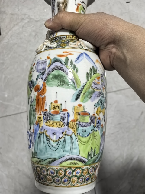 古玩陶瓷五彩刀馬人物撇口瓶真品鑒賞圖