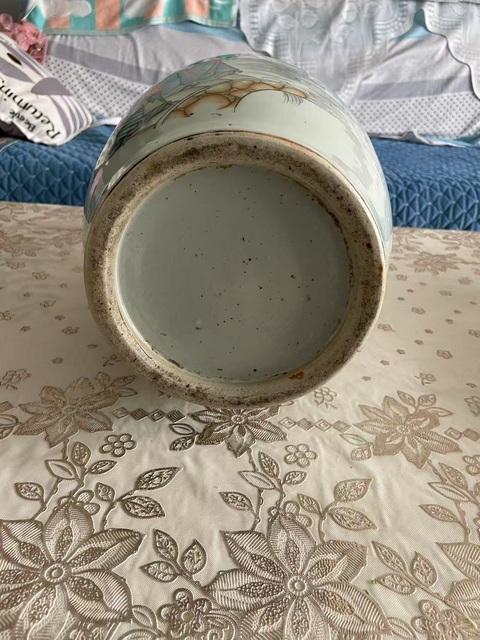 古玩陶瓷人物紋新粉彩瓶真品鑒賞圖