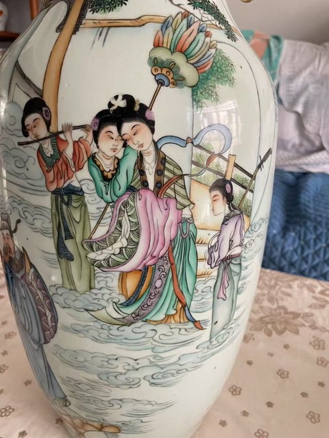 古玩陶瓷人物紋新粉彩瓶真品鑒賞圖
