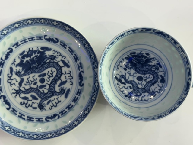 古玩陶瓷玲瓏瓷青花杯盤真品鑒賞圖