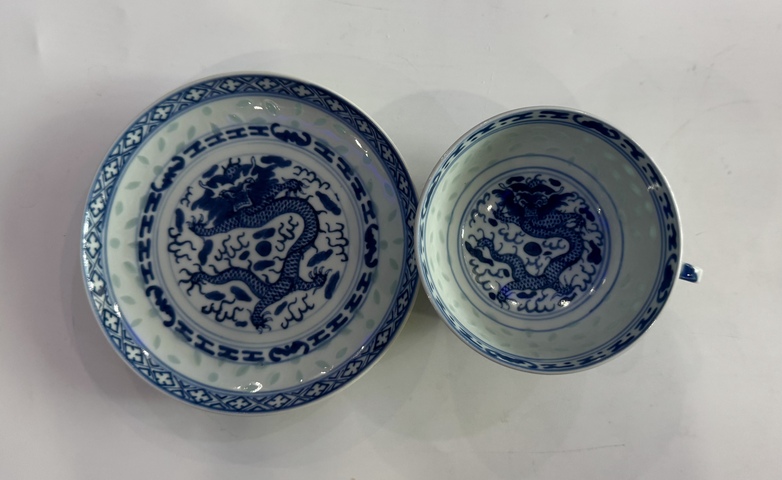 古玩陶瓷玲瓏瓷青花杯盤真品鑒賞圖