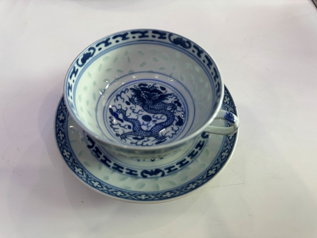 古玩陶瓷玲瓏瓷青花杯盤真品鑒賞圖