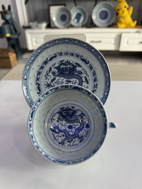 古玩陶瓷玲瓏瓷青花杯盤真品鑒賞圖