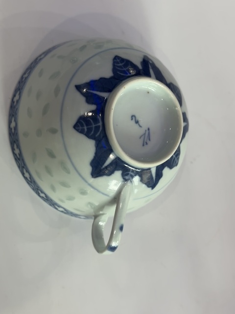 古玩陶瓷玲瓏瓷青花杯盤真品鑒賞圖
