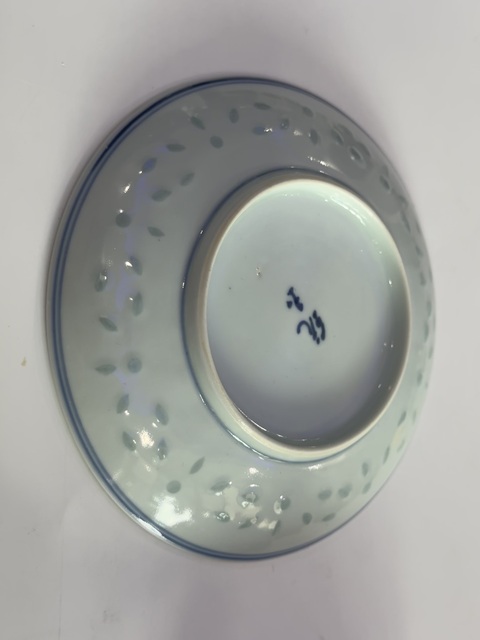 古玩陶瓷玲瓏瓷青花杯盤真品鑒賞圖
