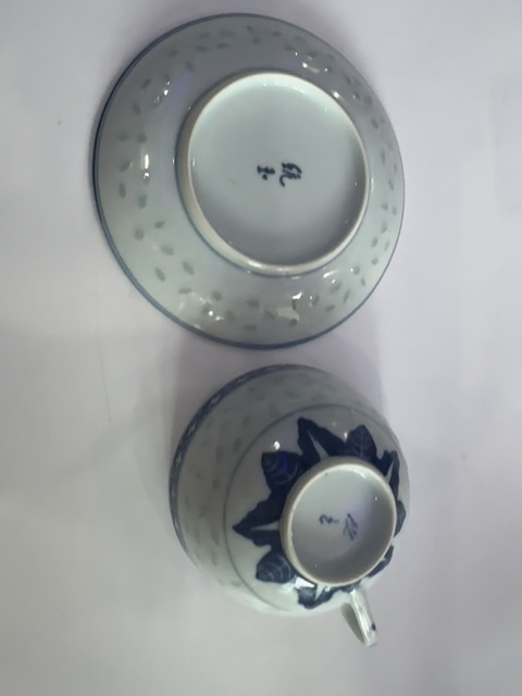 古玩陶瓷玲瓏瓷青花杯盤真品鑒賞圖