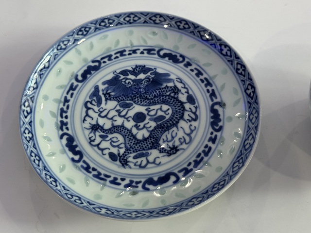 古玩陶瓷玲瓏瓷青花杯盤(pán)真品鑒賞圖