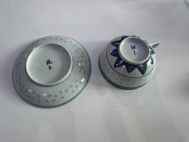 古玩陶瓷玲瓏瓷青花杯盤(pán)真品鑒賞圖