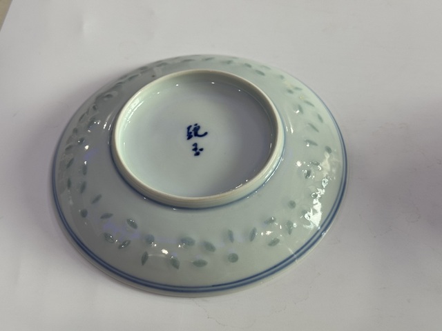 古玩陶瓷玲瓏瓷青花杯盤(pán)真品鑒賞圖