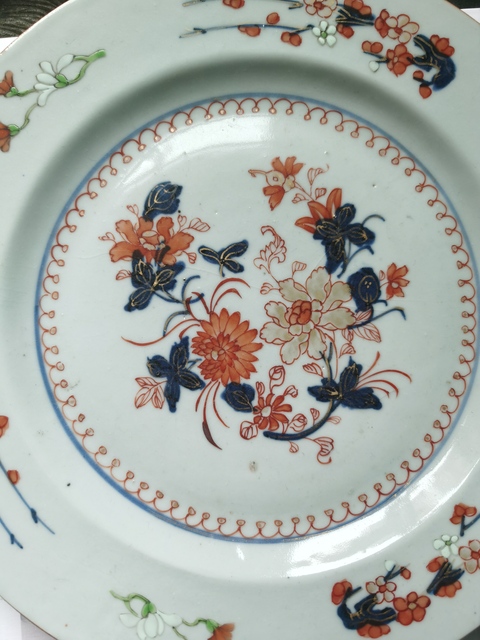 古玩陶瓷青花礬紅花卉紋盤真品鑒賞圖