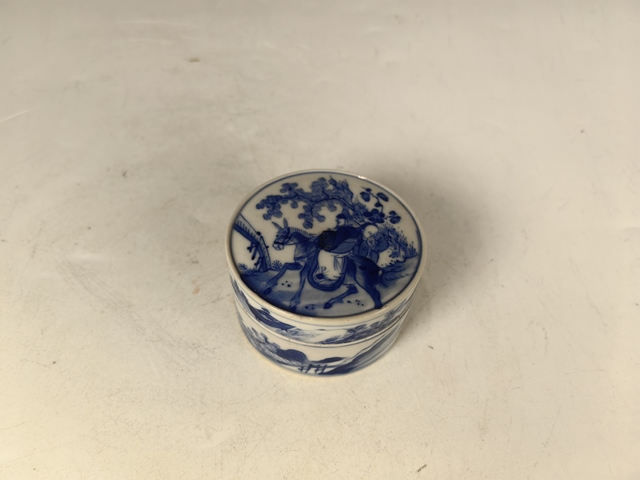 古玩陶瓷清中煨瓷踏雪尋梅人物紋青花蓋盒真品鑒賞圖