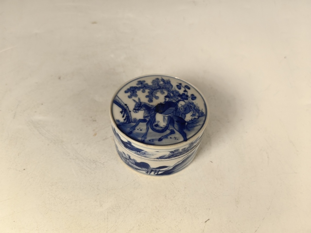 古玩陶瓷清中煨瓷踏雪尋梅人物紋青花蓋盒真品鑒賞圖