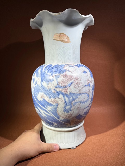 古玩陶瓷晚清青花釉里紅云龍紋花觚真品鑒賞圖