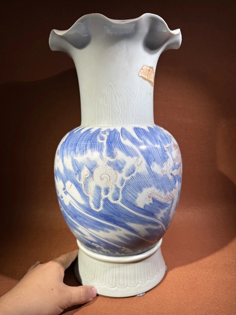 古玩陶瓷晚清青花釉里紅云龍紋花觚真品鑒賞圖