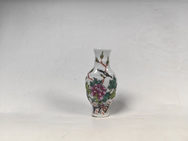 古玩陶瓷民國(guó)蓮花花卉鳥紋粉彩瓶真品鑒賞圖