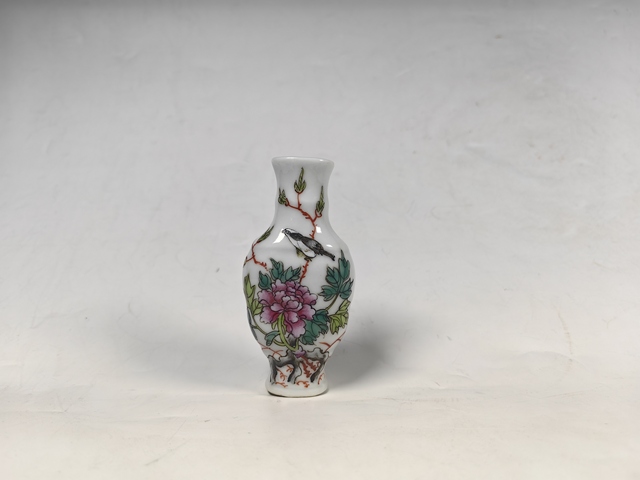 古玩陶瓷民國(guó)蓮花花卉鳥紋粉彩瓶真品鑒賞圖