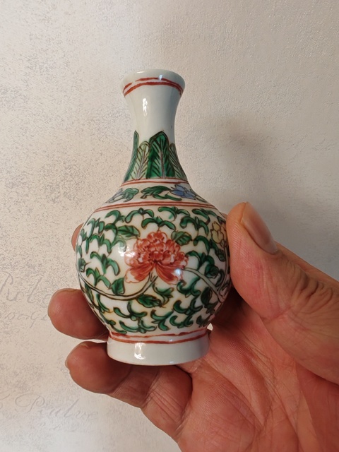 古玩陶瓷五彩花卉紋撇口瓶真品鑒賞圖