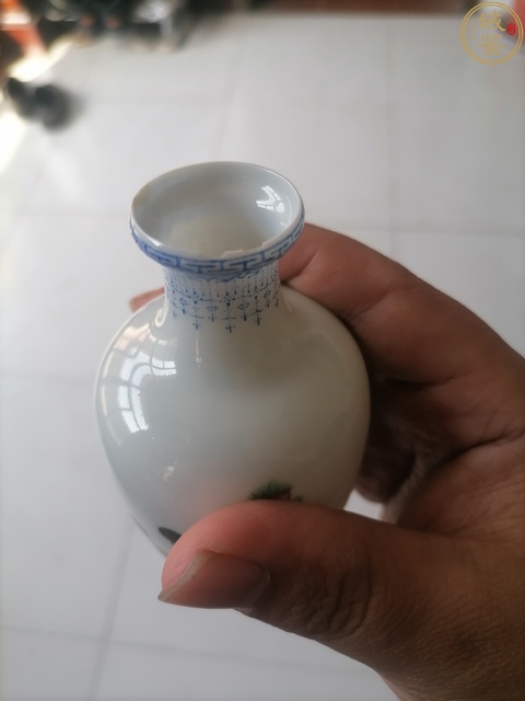 古玩陶瓷粉彩侍女詩文瓶拍賣，當前價格22000元