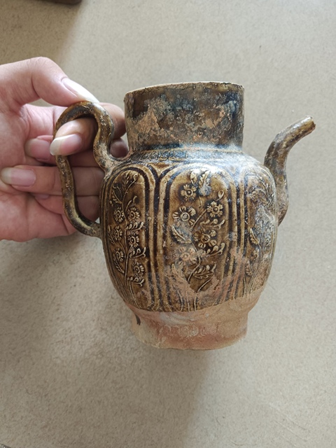 古玩陶瓷褐釉花卉紋執壺，平臺不允許估價真品鑒賞圖
