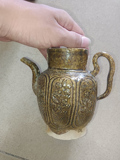 古玩陶瓷褐釉花卉紋執壺，平臺不允許估價真品鑒賞圖