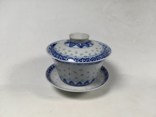 古玩陶瓷晚清民國玲瓏瓷花卉紋青花三才杯真品鑒賞圖