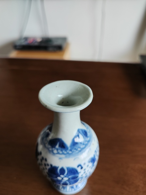 古玩陶瓷青花皮球花紋撇口瓶真品鑒賞圖