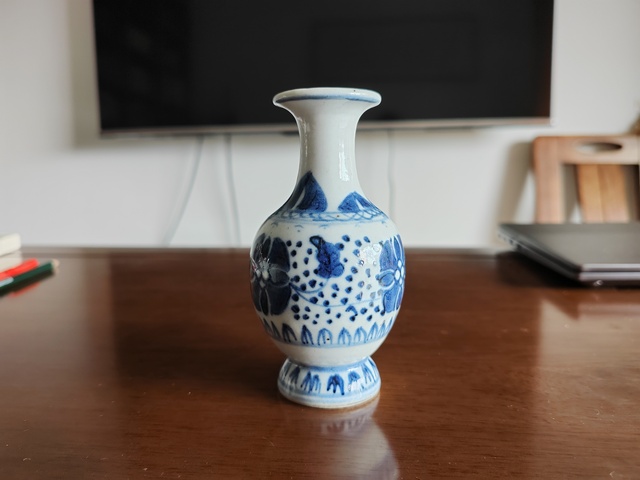 古玩陶瓷青花皮球花紋撇口瓶真品鑒賞圖