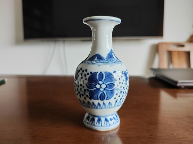 古玩陶瓷青花皮球花紋撇口瓶真品鑒賞圖