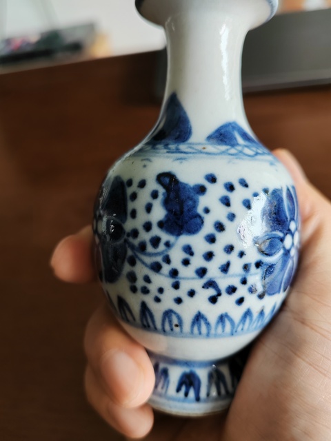 古玩陶瓷青花皮球花紋撇口瓶真品鑒賞圖