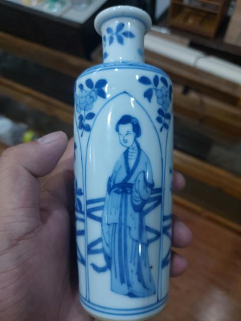 古玩陶瓷仕女花卉紋青花瓶真品鑒賞圖