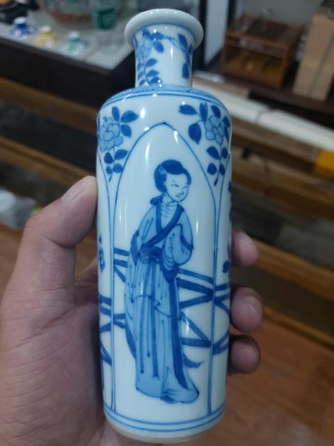 古玩陶瓷仕女花卉紋青花瓶真品鑒賞圖