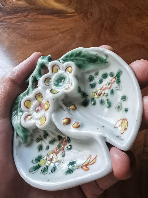 古玩陶瓷德化窯五彩桃型盤真品鑒賞圖