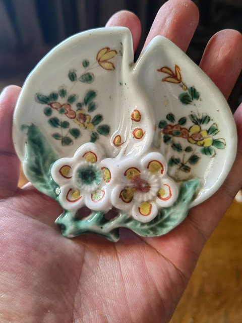 古玩陶瓷德化窯五彩桃型盤真品鑒賞圖